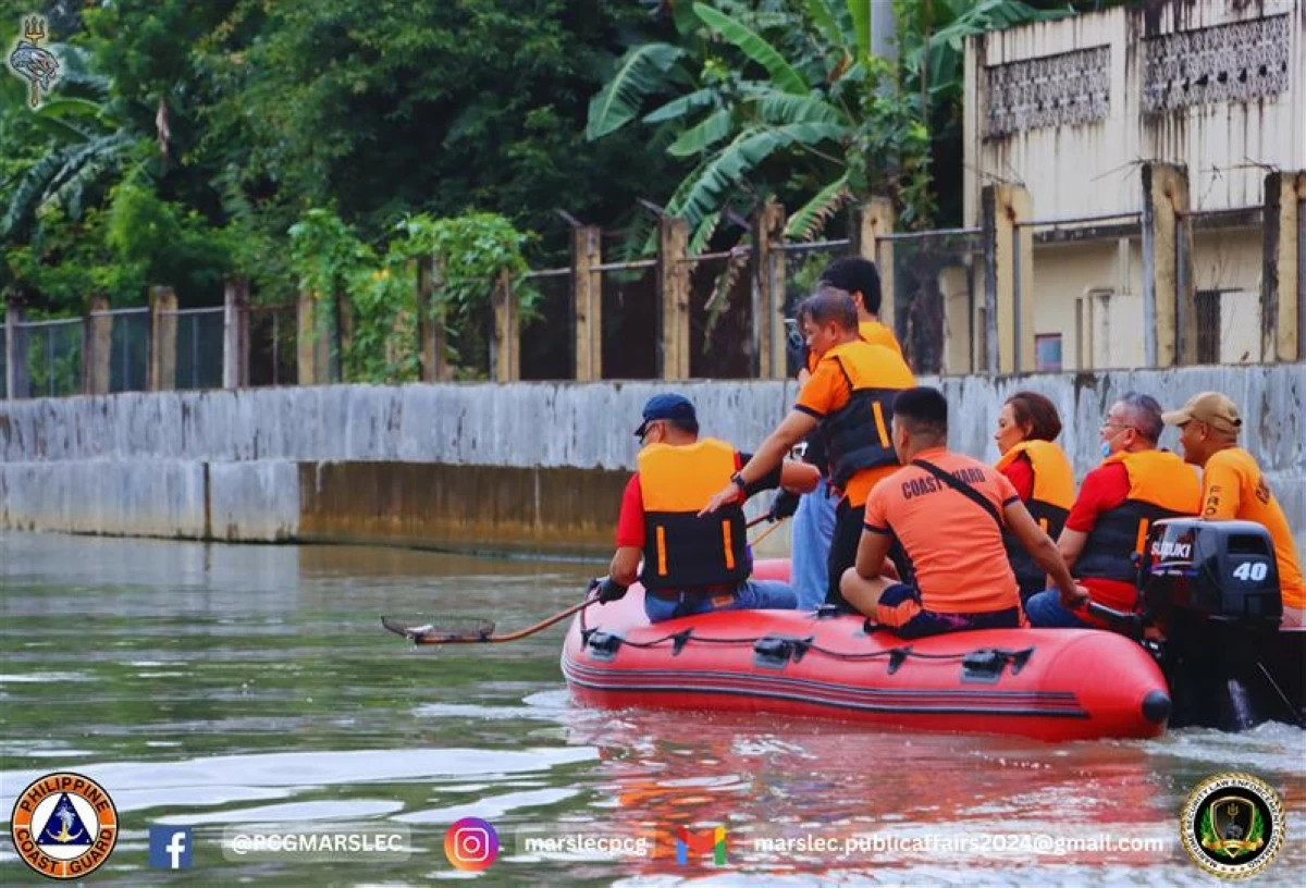 BPI and Philippine Coast Guard volunteers navigate the Pasig River
as part of a joint clean-up drive and disaster response initiative.
(Photo from the Philippine Coast Guard)