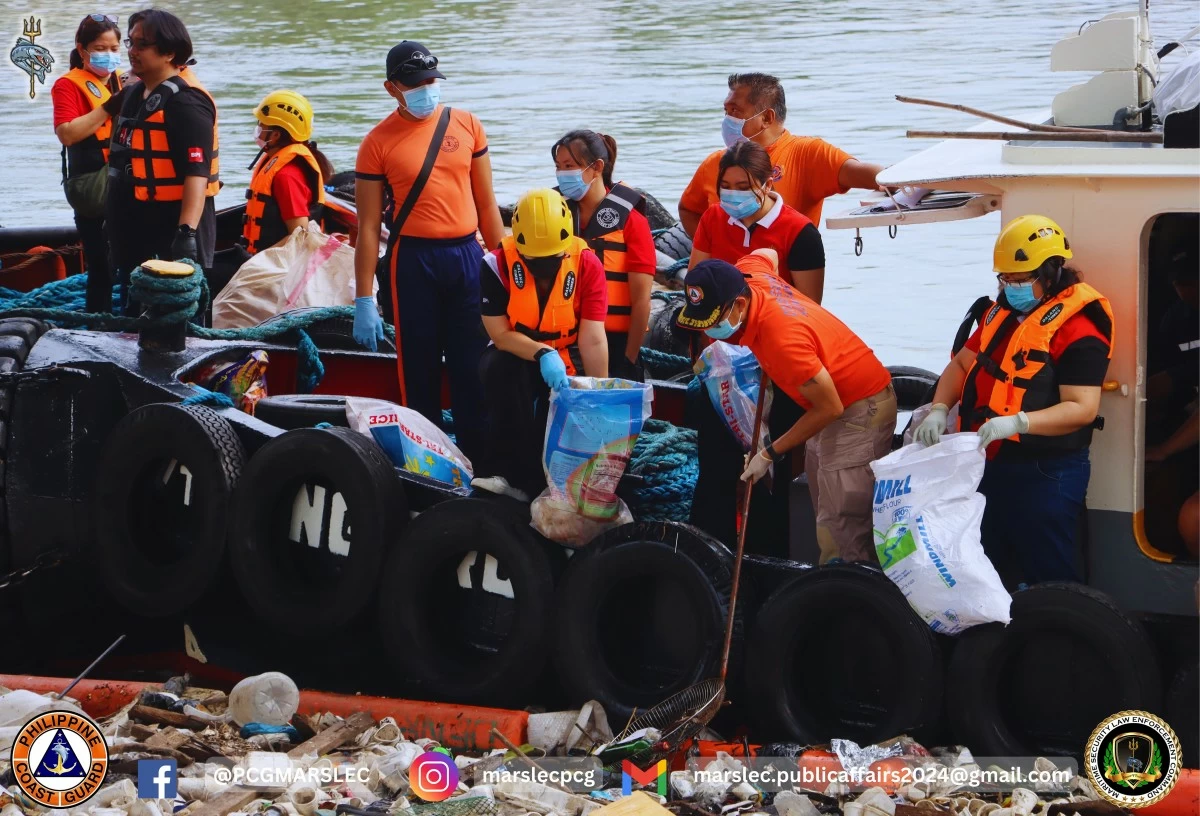 Volunteers from BPI and the PCG collect waste from the Pasig River, reaffirming their shared commitment to environmental protection and community resilience.
(Photo from the Philippine Coast Guard)