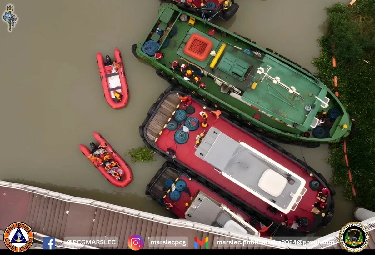 Two rescue boats and support vessels were deployed along the Pasig River
during the BPI and PCG’s river clean-up and boat launch activity.
(Photo from the Philippine Coast Guard)
