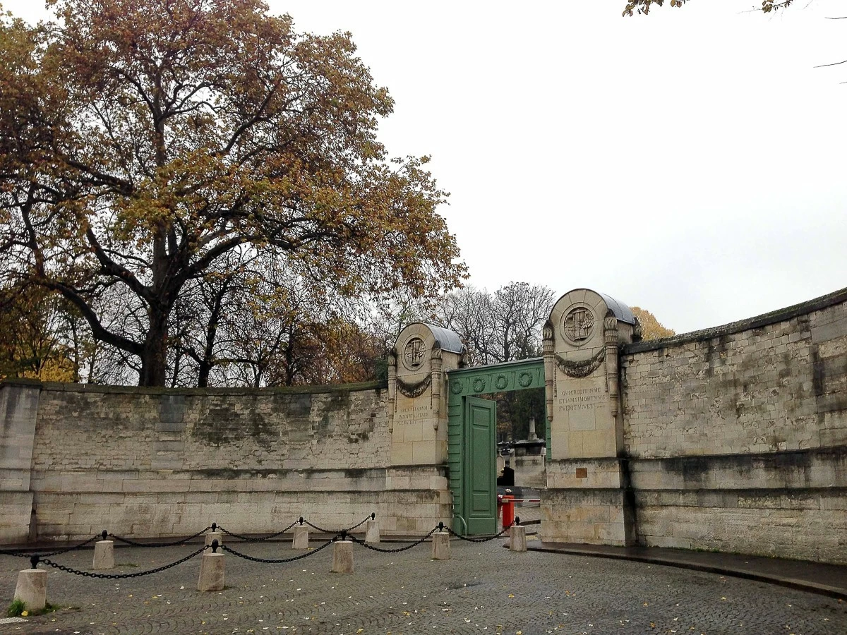 CITY OF THE DEAD Entrance to Pere Lachaise.
