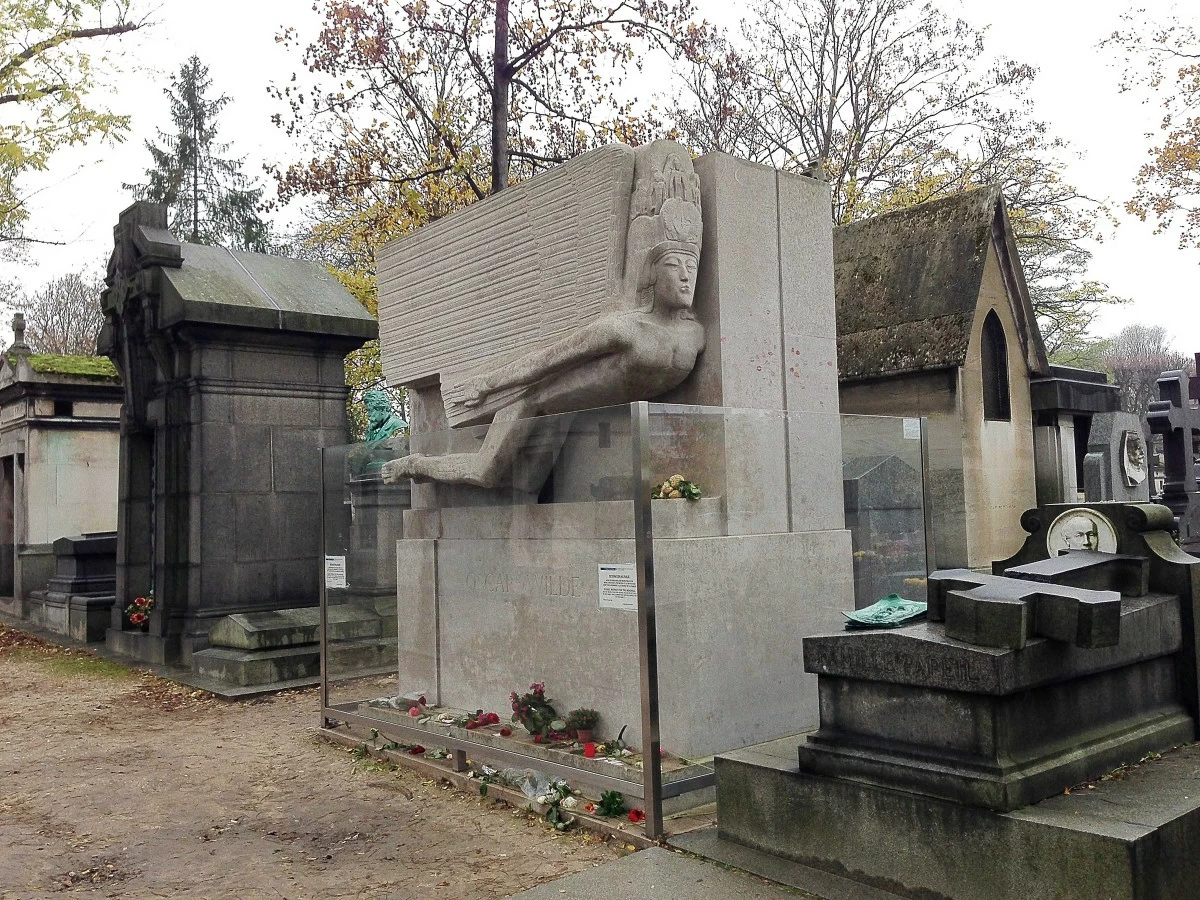 THE IMPORTANCE OF BEING ERNEST AND UNIQUE Oscar Wilde’s sphinx tomb was designed by Sir Jacob Epstein.
