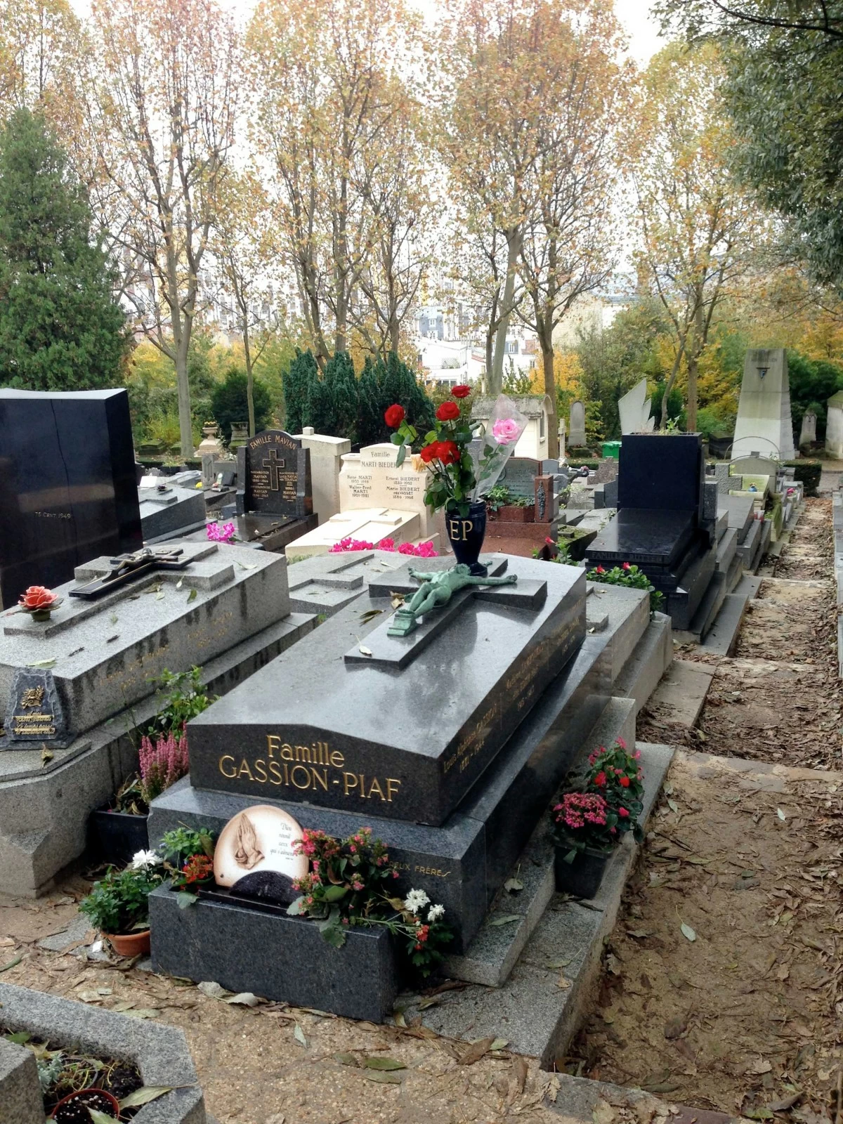 HOLD ME CLOSE Here lies the body of a French cabaret singer who sang ‘La Vie en Rose,’ Edith Piaf.