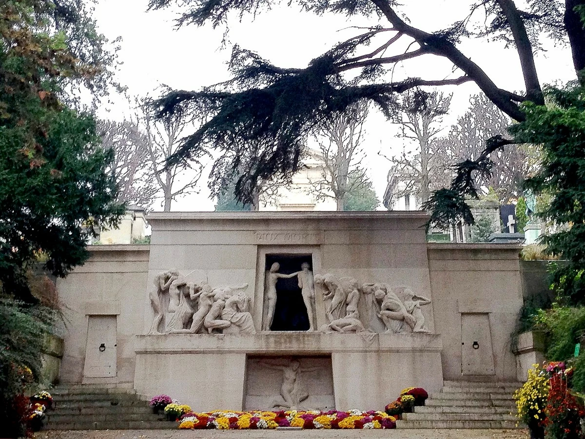 REST IN PEACE The ossuary, Aux Morts (Memorial to the Dead), was sculpted by Paul Albert Bartholome.