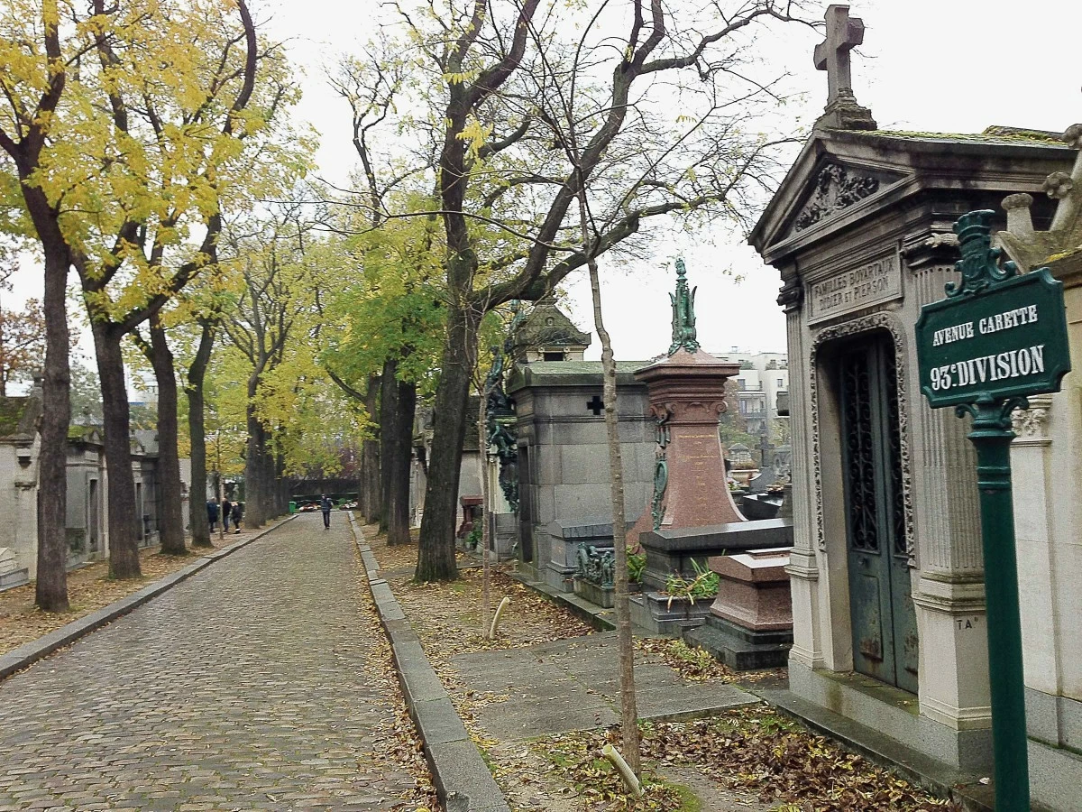DON’T LOSE YOUR WAY The Pere Lachaise cemetery roads and blocks are designated with numbers and avenues.