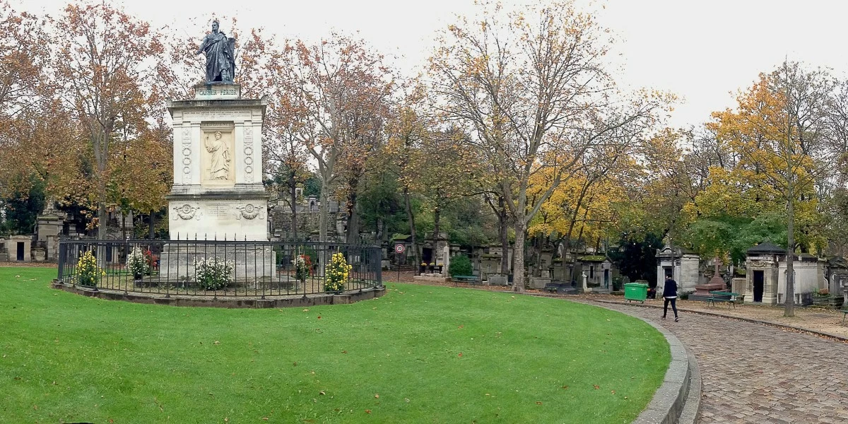 PEACEFUL SIGHT The garden rotunda, Rond-Point Casimir Prier, with the monument of Pierre Philip.