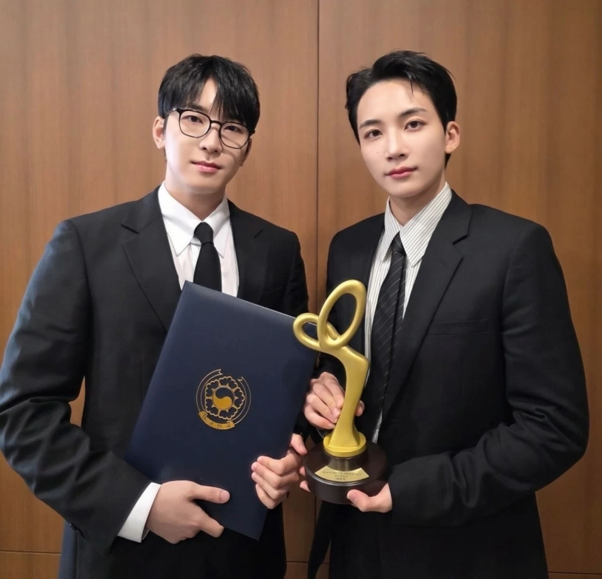 Seventeen's Wonwoo and Jeonghan (X)