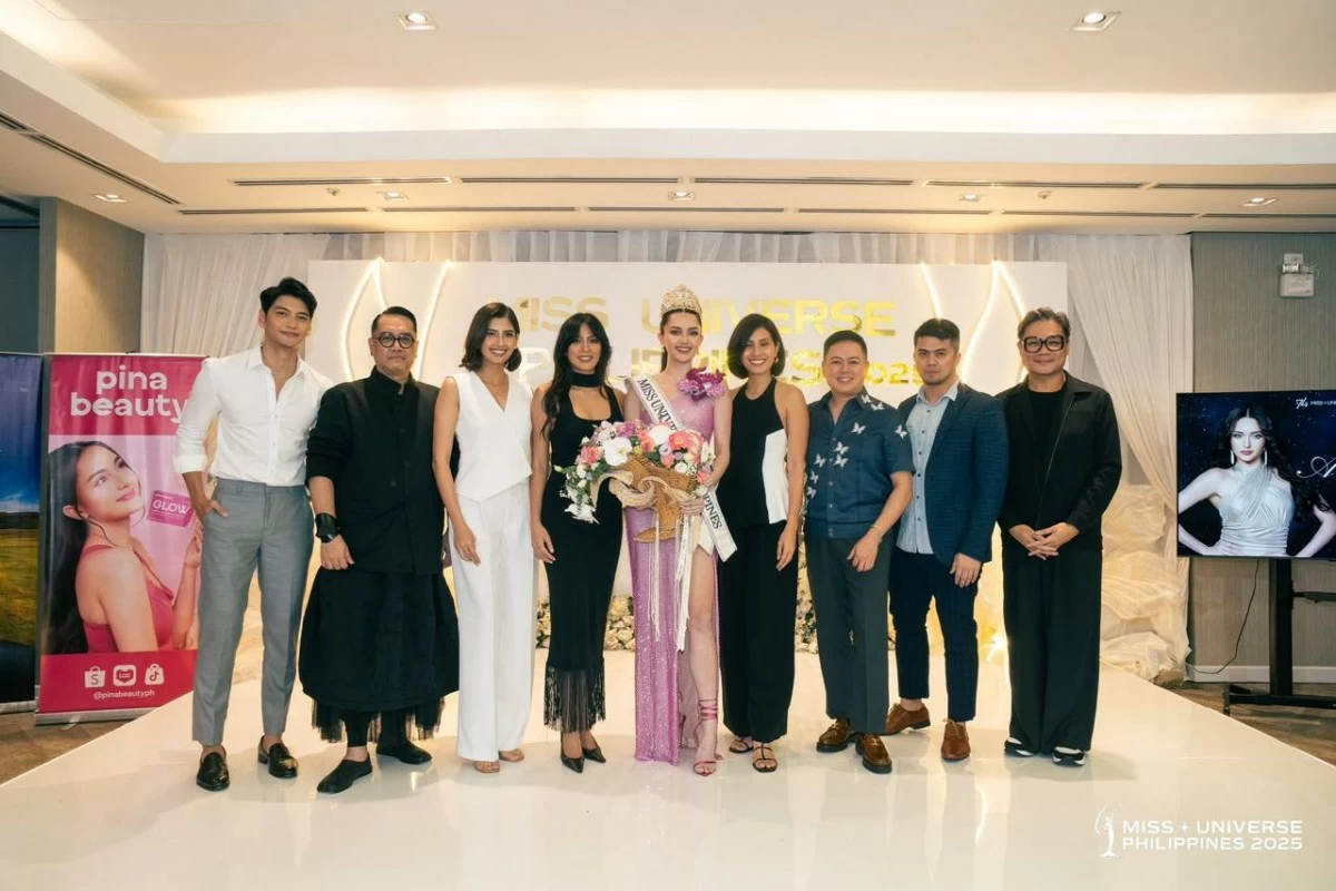 Ahtisa Manalo (middle) with officers of Miss Universe Philippines