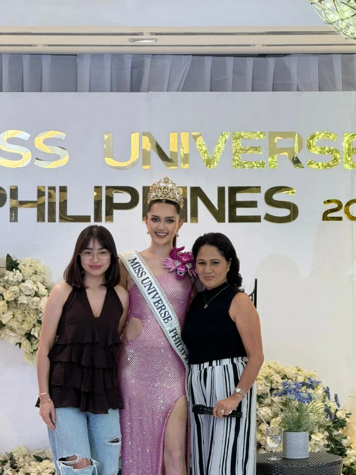 Miss Universe Philippines Ahtisa Manalo with her mother and sister

