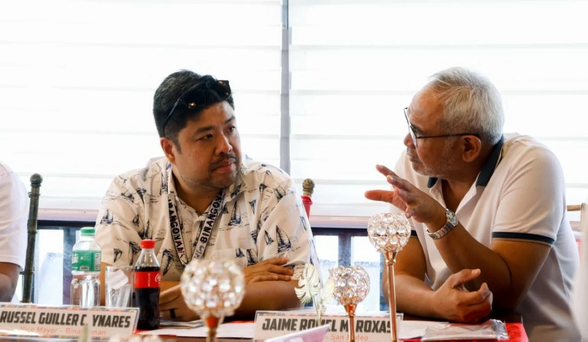 Binangonan Vice Mayor Russel Ynares discusses matters with San Mateo Vice Mayor Jaime Roxas. (Photo from Vice Mayor Ynares’s Facebook page)