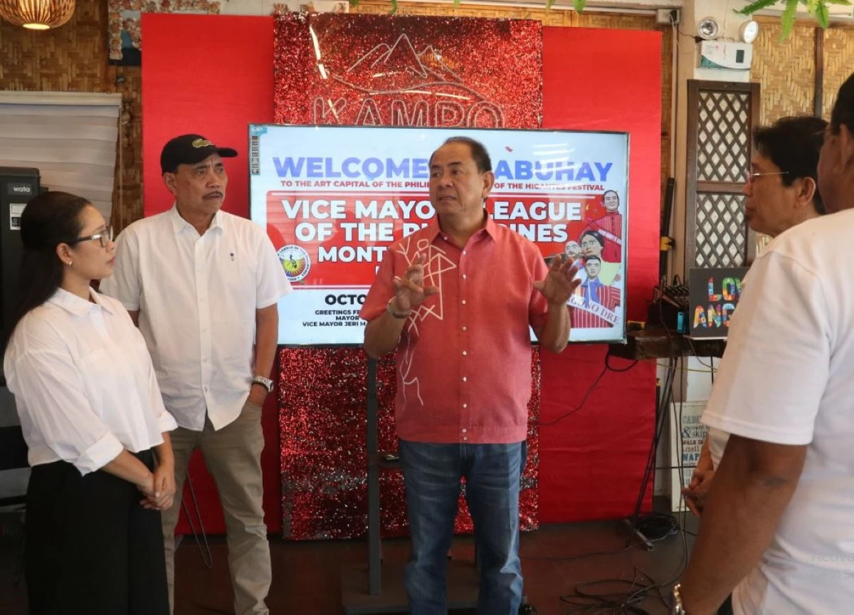 Angono, Rizal Mayor Gerardo Calderon talks with some of the vice mayors of Rizal Province. (Photo from Angono LGU)
