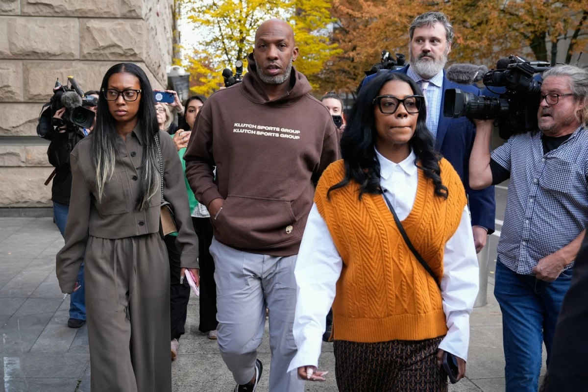 Portland Trail Blazers head coach Chauncey Billups walks to a vehicle after his federal court appearance on Thursday, Oct. 23, 2025, in Portland, Ore. (AP Photo/Jenny Kane)