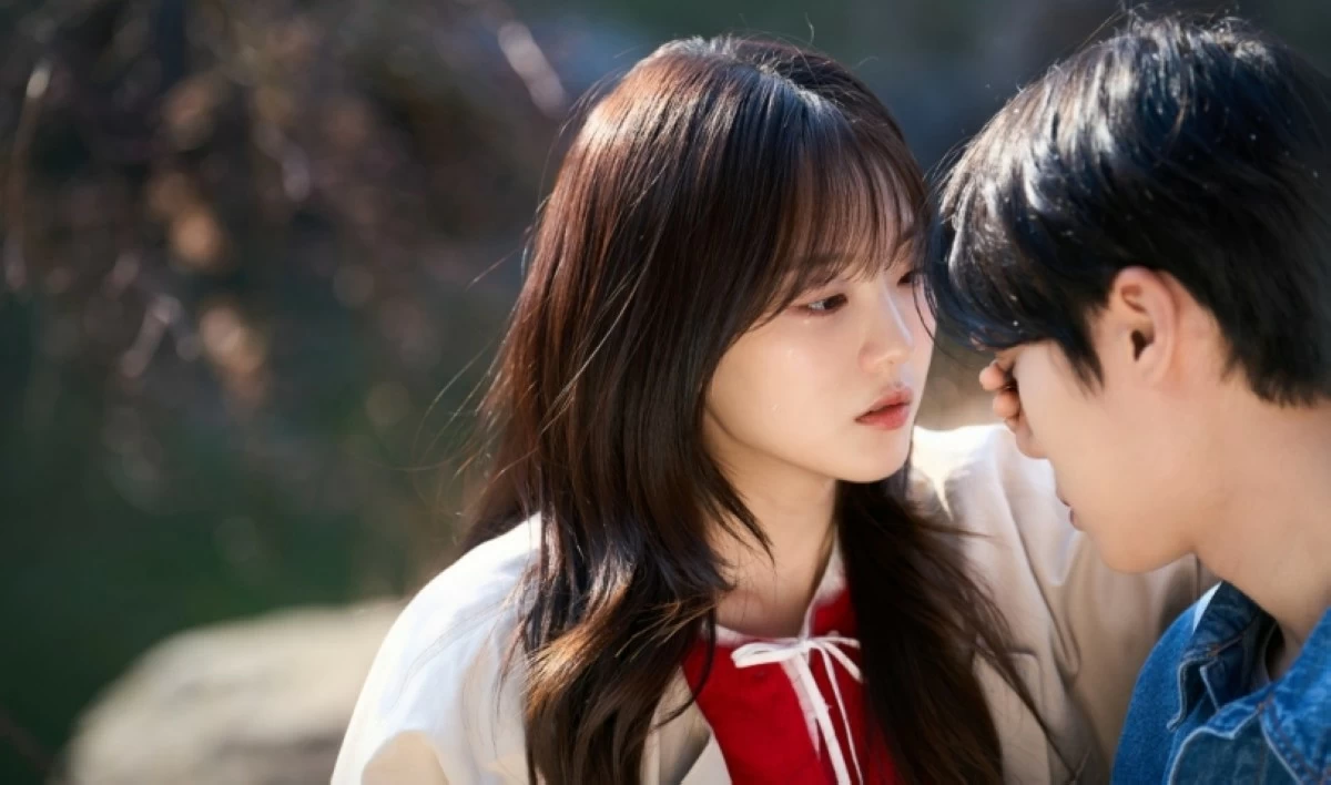  K-drama “Head over Heels” stars Cho Yi-hyun and Choo Young-woo in a scene filmed in the Garden of Morning Calm (tvN)