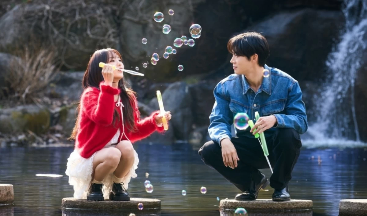 K-drama “Head over Heels” stars Cho Yi-hyun and Choo Young-woo in a scene filmed in the Garden of Morning Calm (tvN)