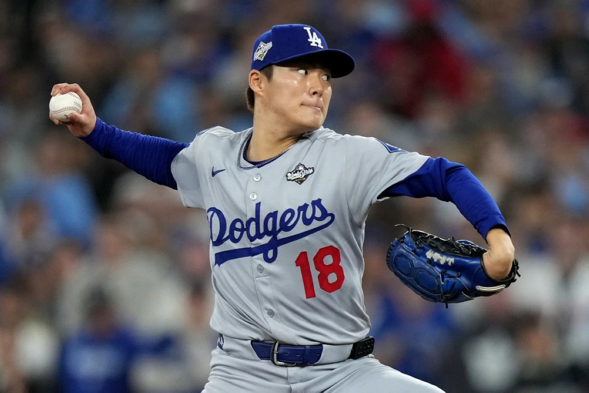 Los Angeles Dodgers pitcher Yoshinobu Yamamoto (18) delivers during the sixth inning in Game 2 of baseball's World Series against the Toronto Blue Jays, Saturday, Oct. 25, 2025, in Toronto. (Nathan Denette/The Canadian Press via AP)