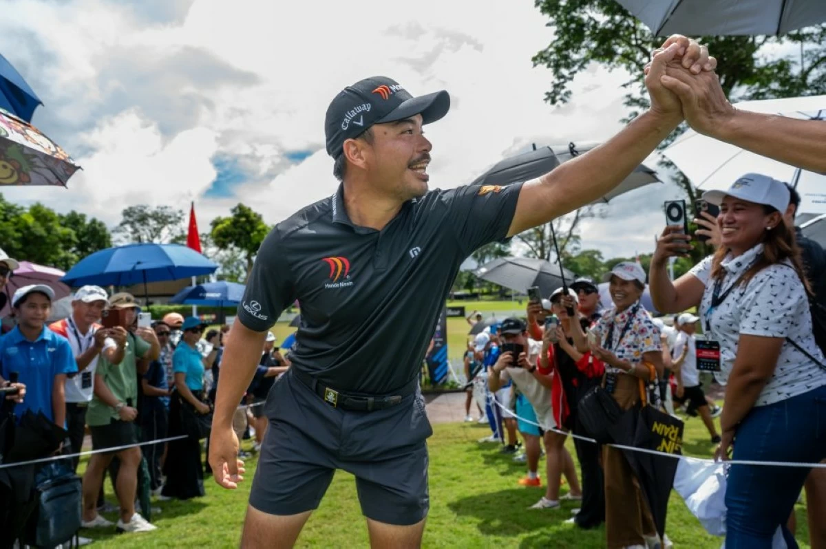 Miguel Tabuena acknowledges fans during the final round at the International Series Philippines presented by BingoPlus at the Sta. Elena Golf Club. (Asian Tour)