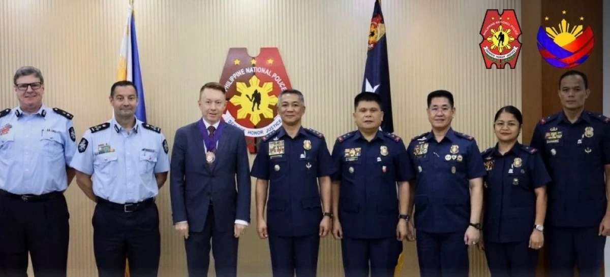The Philippine National Police delegation ed by acting chief Police Lt. Gen, Jose Melencio Nartatez, Jr. pose with the Australan delegation led by Australian Ambassador to the Philippines Marc Innes-Brown and Commander Craig Palmer, Australian Federal Police Commander for Southeast Asia after discussing ways to strengthen cooperation vs transnational crimes (photo: PNP)