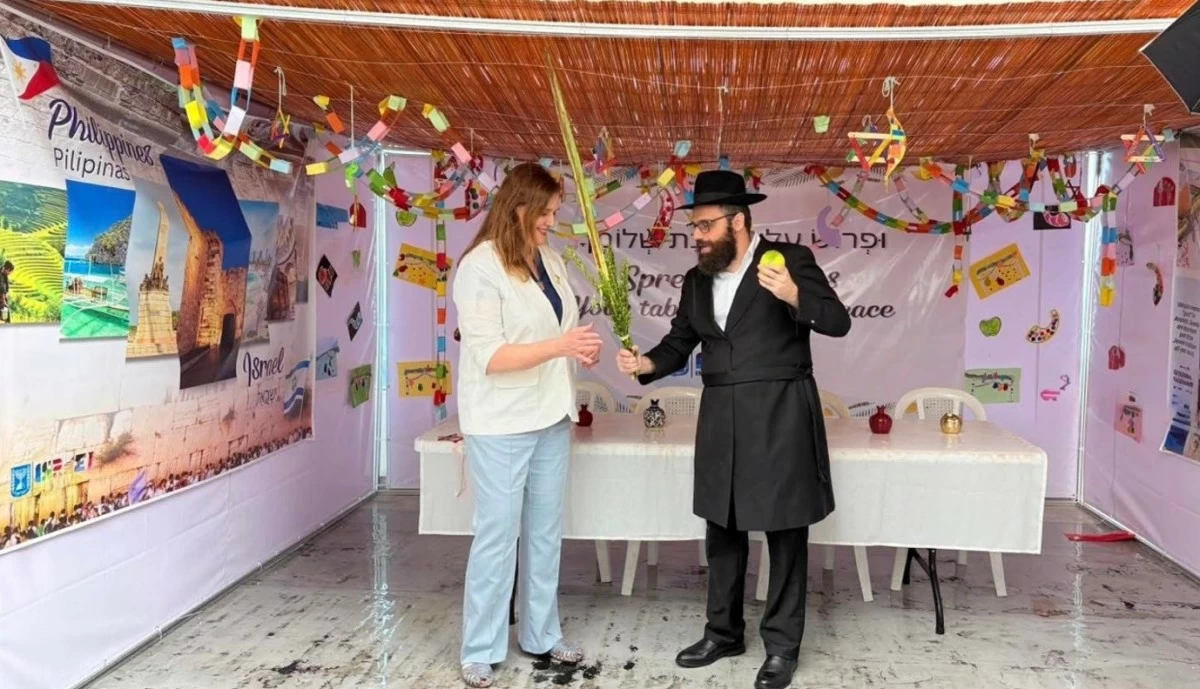 Ambassador Dana Kursh and Rabbi Yossi Marom explain the tradition of the Sukka to media and bloggers
