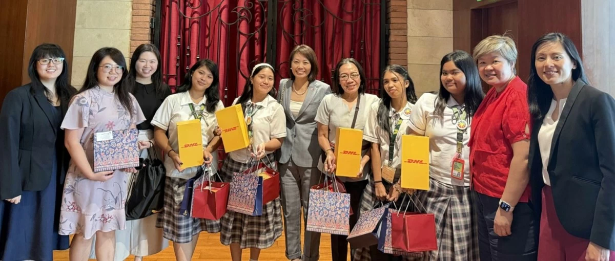 Ambassador Constance See with Teacher Gloria Cunanan, the young ambassadors and Tai Liwei, general manager of Singapore Airlines Philippines, and  Yvonne Lee, managing director of DHL Global Forwarding Philippines.  