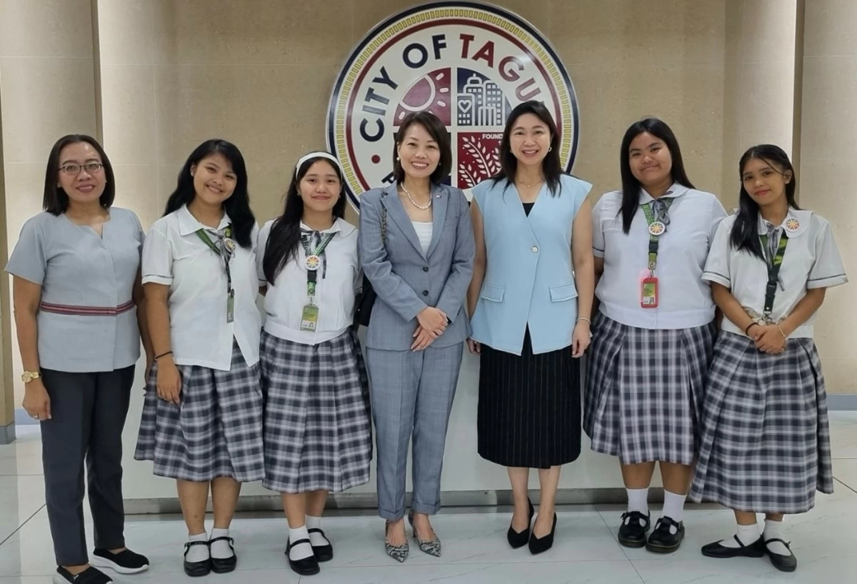 Ambassador Constance See with the young ambassadors, Teacher Gloria Cunanan and Taguig Mayor Lani Cayetano