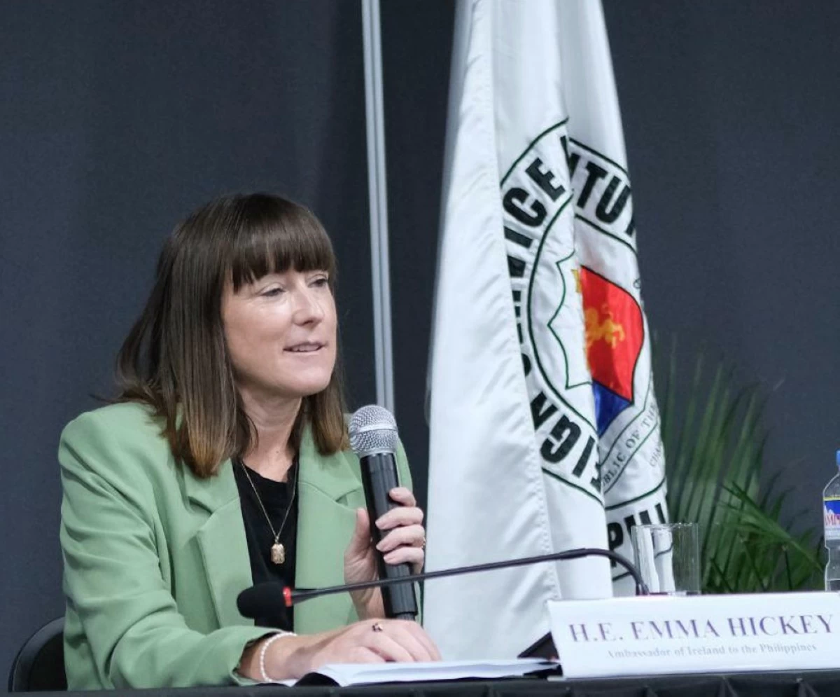 Ambassador Hickey responds to questions from the audience.