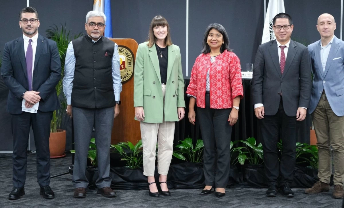 FSI Executive Director Bañares and Ambassador Hickey with members of the diplomatic corps. 

