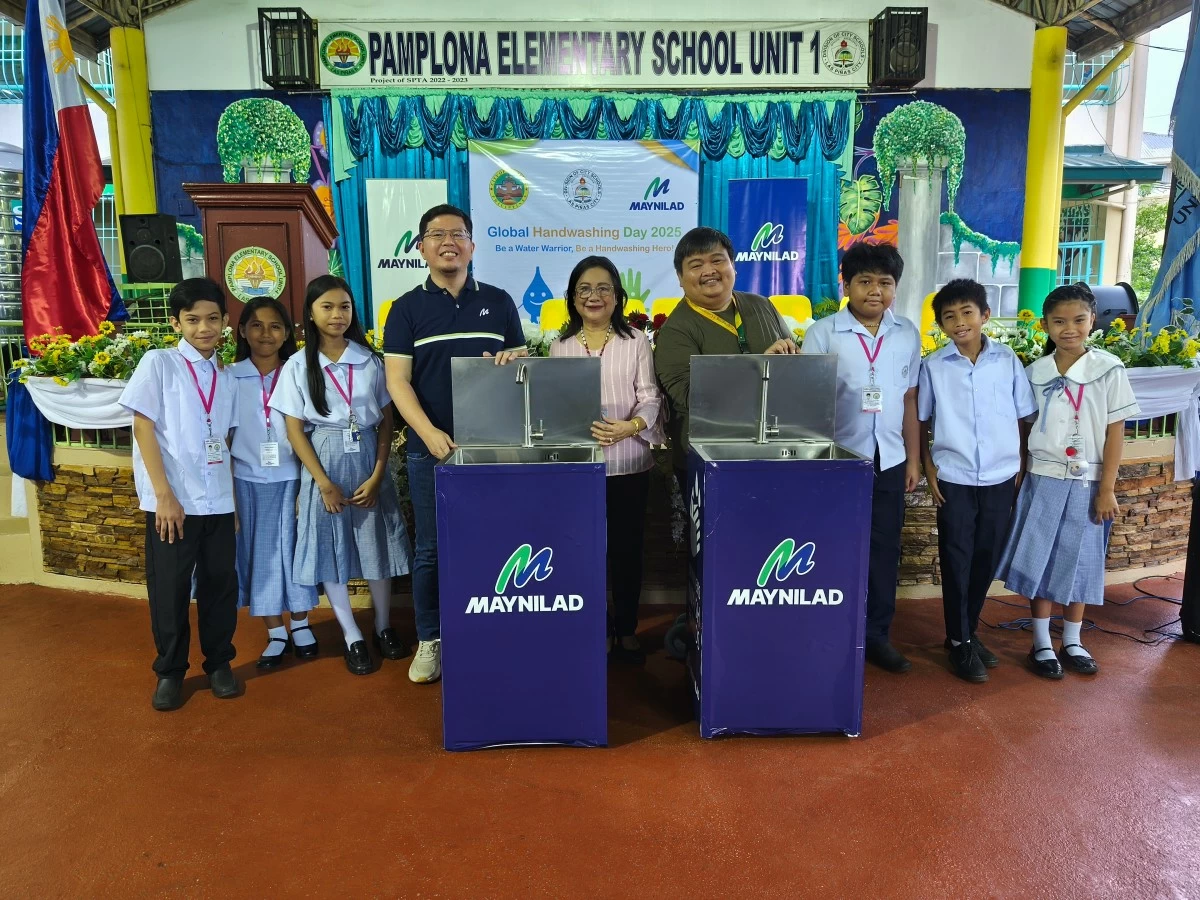 Maynilad Corporate Marketing Head Rosmon Tuazon turns over new modular handwashing stations to Dr. Imelda Serafico and Department of Education-Las Piñas Partnerships and Mobilization Officer Raygeinald Villacorta during the celebration of Global Handwashing Day in Pamplona Elementary School Unit 1.
