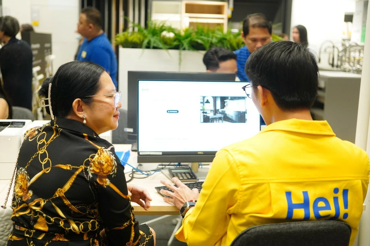 Lady shopper with a design specialist