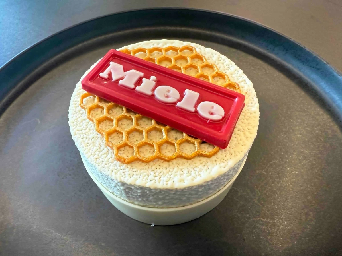 HONEY TECH The Miele Honey Cake takes inspiration from the honeycomb technology of Miele’s latest washing machine which offers super gentle washing and drying.