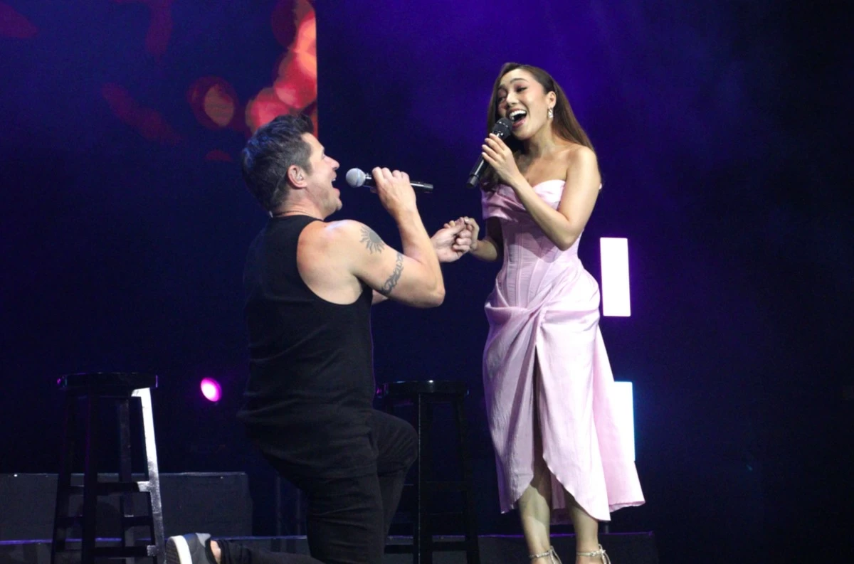 ​Jona joins 98 Degrees’ Nick Lachey on stage during the band's tour stop at the SM Mall of Asia Arena.