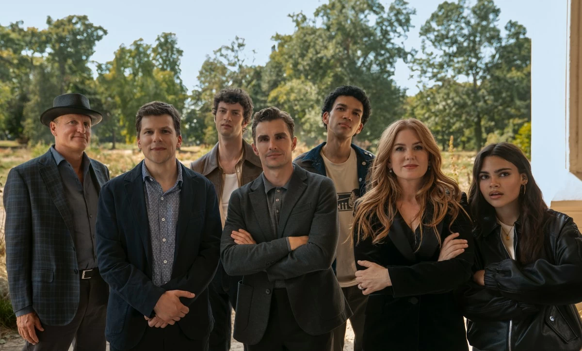 Woody Harrelson as Merrit McKinney, Jesse Eisenberg as Daniel Atlas, Dominic Sessa as Bosco, Dave Franco as Jack Wilder, Justice Smith as Charlie, Isla Fisher as Henley Reeves, and Ariana Greenblatt as June in Now You See Me, Now You Don’t. Photo Credit: Katalin Vermes