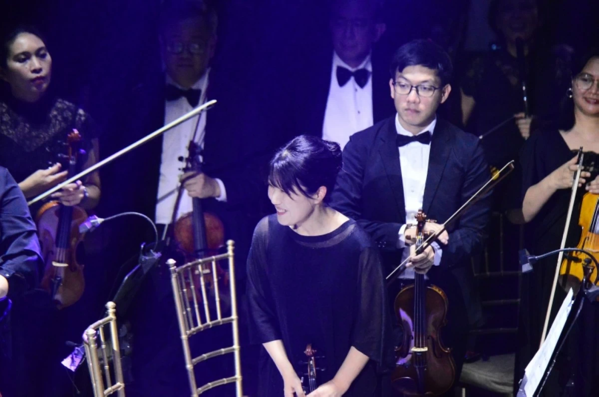 Concertmaster Kim Mijung (Jonathan Hicap)
