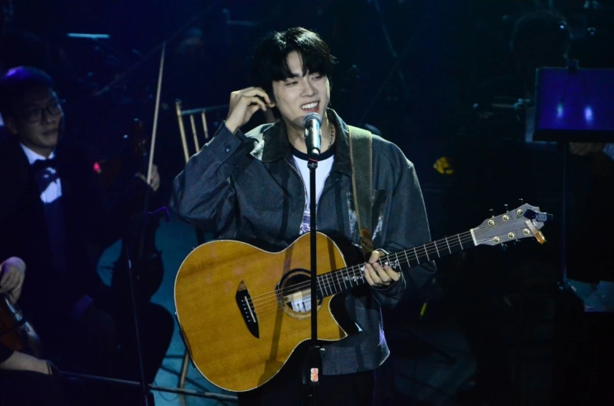 Isaac Hong (Jonathan Hicap)