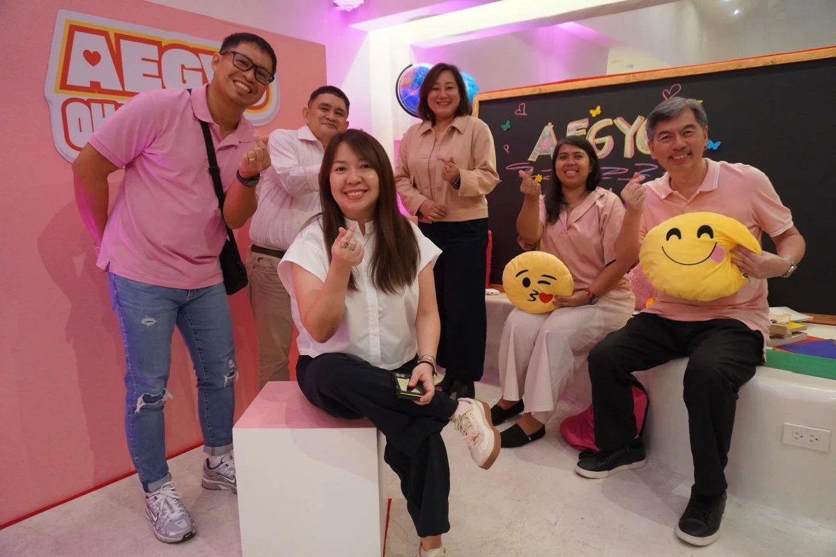 Standing from left: IDG head Anton Cabanero, Nat’l Sales director Raul Tabigue, Technical director Connie Bahia; COO Bing Cavestany, Nat’l Sales Director Jasmine Lopez, VP & Business Dev’t Peter Paul Ang — members of Atlas Icon Corporation behind the launch of the new cosmetics line.
