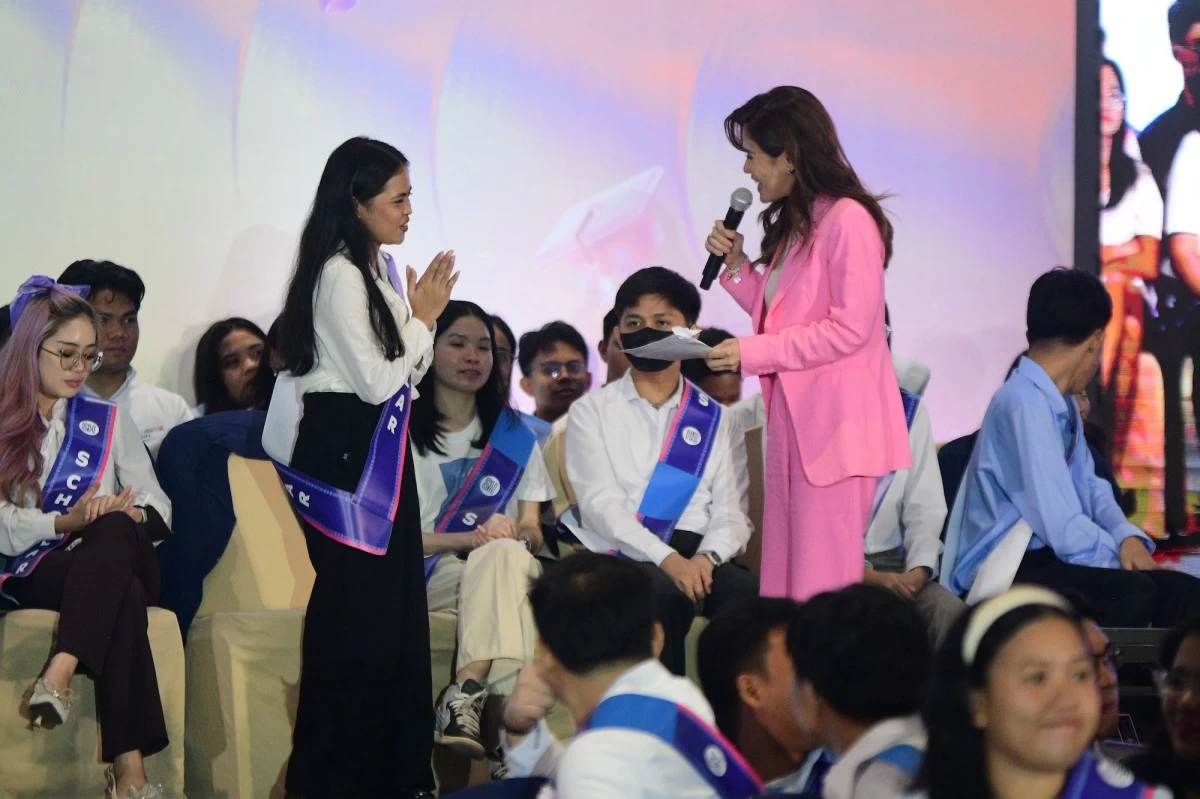 SM scholar Wella Autor, Jose Rizal University’s second-ever Summa Cum Laude graduate, is honored on stage for her dedication and drive to uplift her family through education.