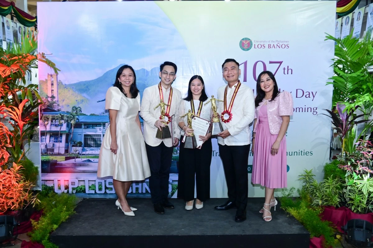 The UPLB College of Human Ecology presents its Distinguished Alumni Awards to Dr. Marc Dexter M. Macalintal (Public Health Promotion) (second from left), Loida A. Geronimo-Panopio (Human and Family Development) (center), Victor Persius F. Chan (Corporate Social Responsibility) (fourth from left), and Julius B. Lunar (Social Development through Capacity Building and Program Management).