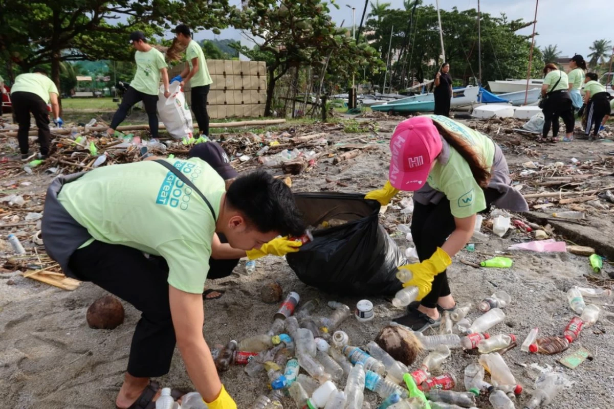 Watsons employees and volunteers participate in a coastal cleanup, reinforcing the brand’s commitment to protecting the planet through collective action.