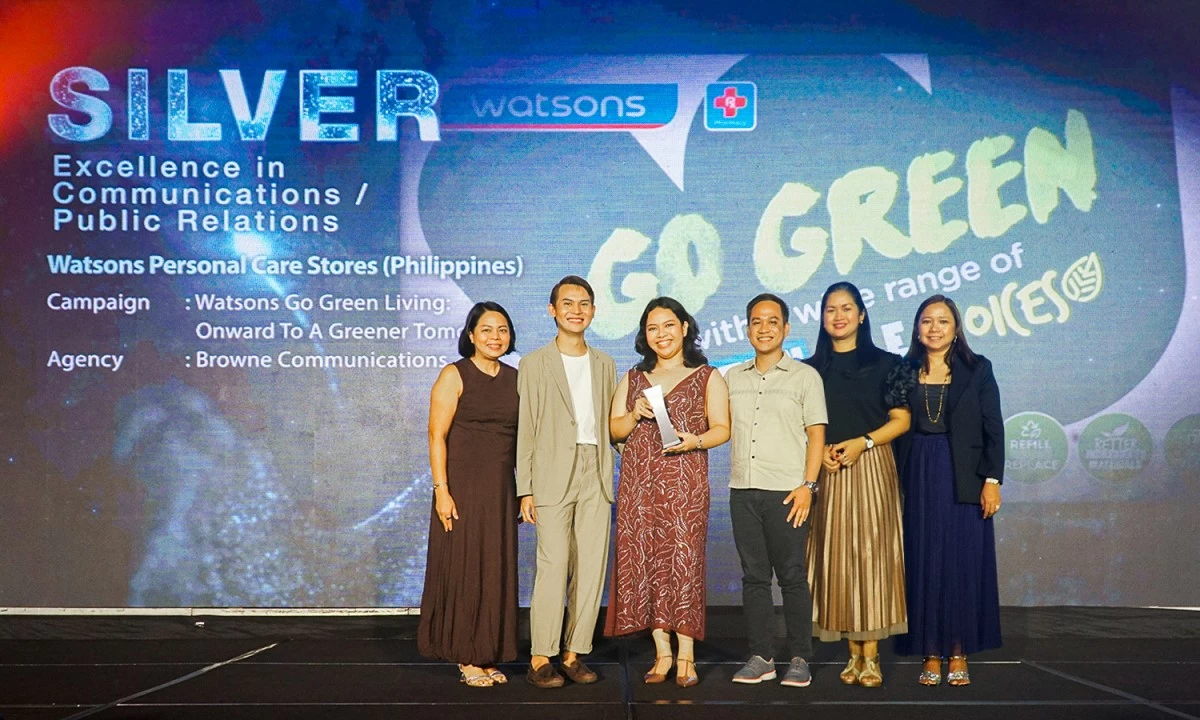 Watsons Philippines receives recognition at the 2025 Marketing Excellence Awards Philippines for its “Go Green Living: Onward to a Greener Tomorrow” campaign. (L-R: Laarni Reyes, Managing Partner, Browne Communications; Renz Laluz, Assistant Marketing Manager; Alisandrea Coloma, Senior Marketing Manager – PR and Sustainability; Dharell Fontanilla, Senior Marketing Manager; and Sharon Decapia, SAVP – Marketing, PR and Sustainability, all from Watsons Philippines; with Amby Molina, Business Development Director, Browne Communications)
