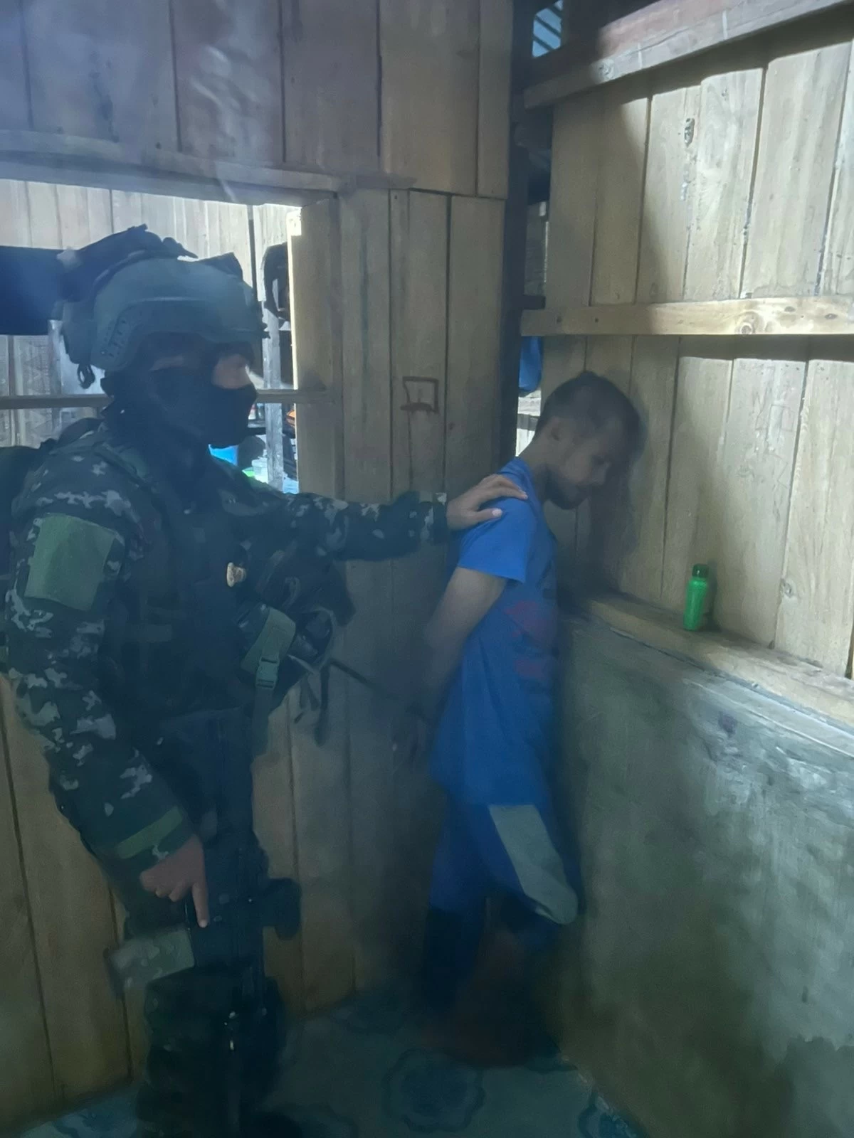 A SAG commando secures an alleged bomb-making expert of Dawlah Islamiyah-Hassan Group during an overnight operation in Palimbang, Sultan Kudarat that started at 11 p.m. on Tuesday, Oct. 28, 2025. (photo: PNP) 