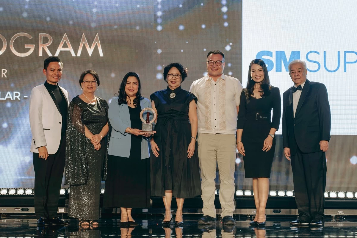 SM Supermalls honored for people leadership and sustainability. From left: Dr. Roland Suico, PMAP National Vice President; Ms. Lily Quintans, PMAP National President; Ms. Cheryll Ruth Lat-Agsaoay, HR Group Head and Senior Vice President; Engr. Liza Silerio, Vice President for Corporate Compliance and Sustainability; Mr. George Cheung, Assistant Vice President for Waste Management and Sustainability Solutions; Ms. Michelle Llanos, Vice President for Visayas Mall Operations; and Mr. Rene Gener, PMAP Executive Director.