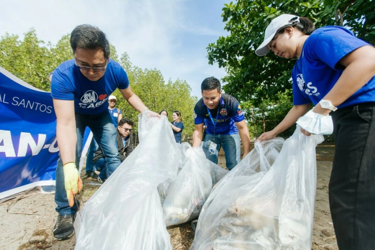 Empowering communities through volunteerism. SM employees join over 48,0000 volunteers nationwide during the International Coastal Clean-Up in September 2025, reflecting the company’s commitment to sustainability in action.