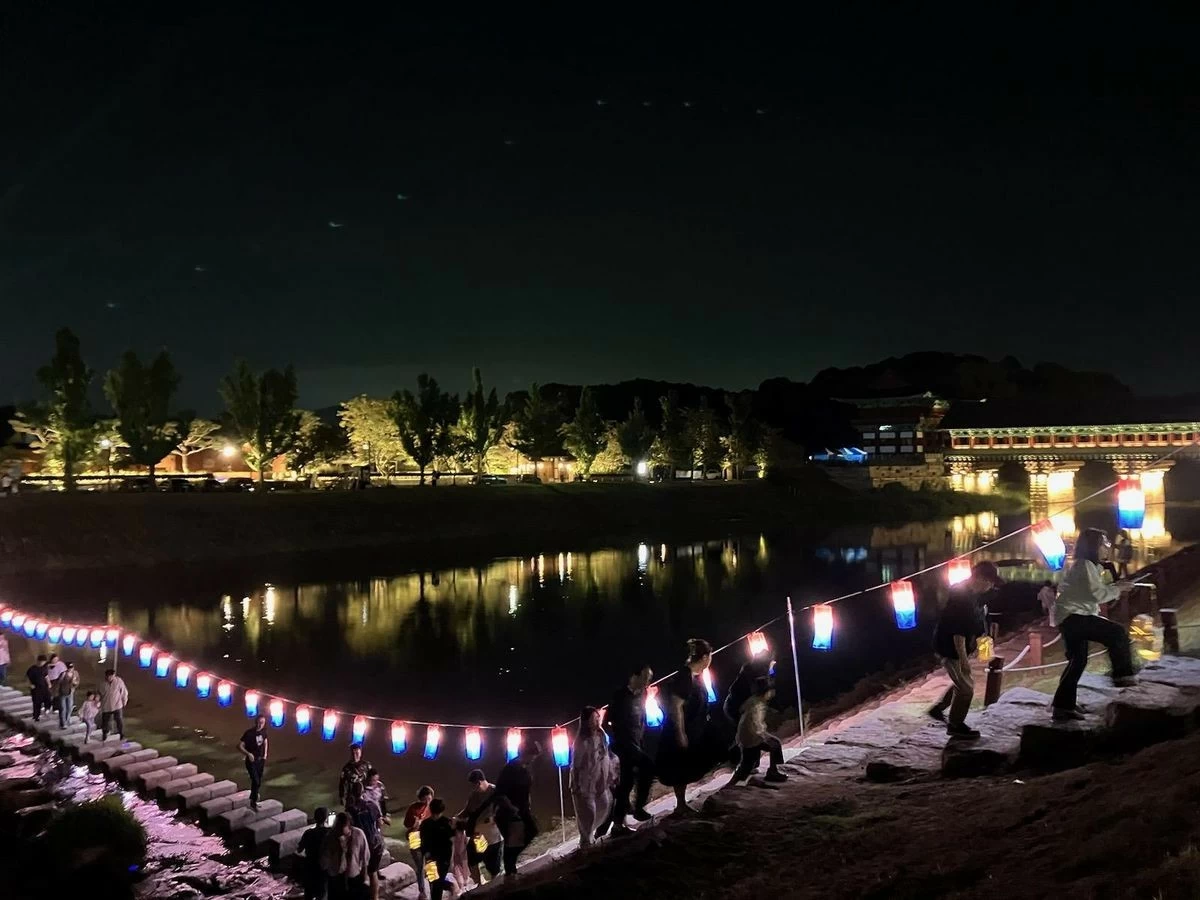 People cross a stream near Woljeong Bridge in Gyeongju, North Gyeongsang Province, last month. (Photo courtesy of Gyeongju City)