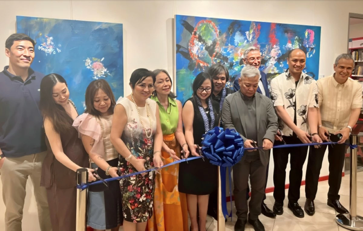 Art enthusiasts all: Present at the opening of Light Receptacle Café were Olazo friends Kenji and Amanda Yuchengco; Sheila Paras, publisher of PhilStar Life; Rosita Lara “Otty” Lumagui, managing director of Worldwide Resource Solutions Philippines Inc. and founder and CEO of Bocca; Lisa Tinio-Bayot, founder of Binhi Literacy Foundation; curator Lyn Olazo; featured artist Jonathan Olazo; Dr. Eric Zerrudo, executive director of the NCCA; Olivier Dintinger, executive director of Alliance Française de Manille; Jorell Legaspi, senior director of Ayala Museum; and Arch. Michael Liwanag of the UP College of Architecture.