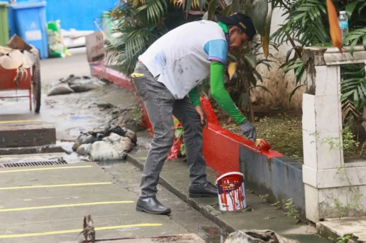 Pasig City personnel clean and repair cemeteries ahead of Undas 2025. (Photos from Pasig PIO)