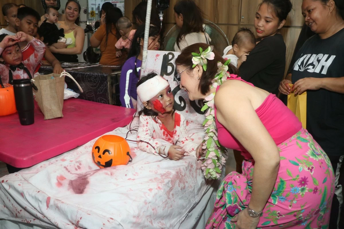Mayor Emi Calixto-Rubiano with a kid participant of trick-or-treat (Photo from Pasay PIO)