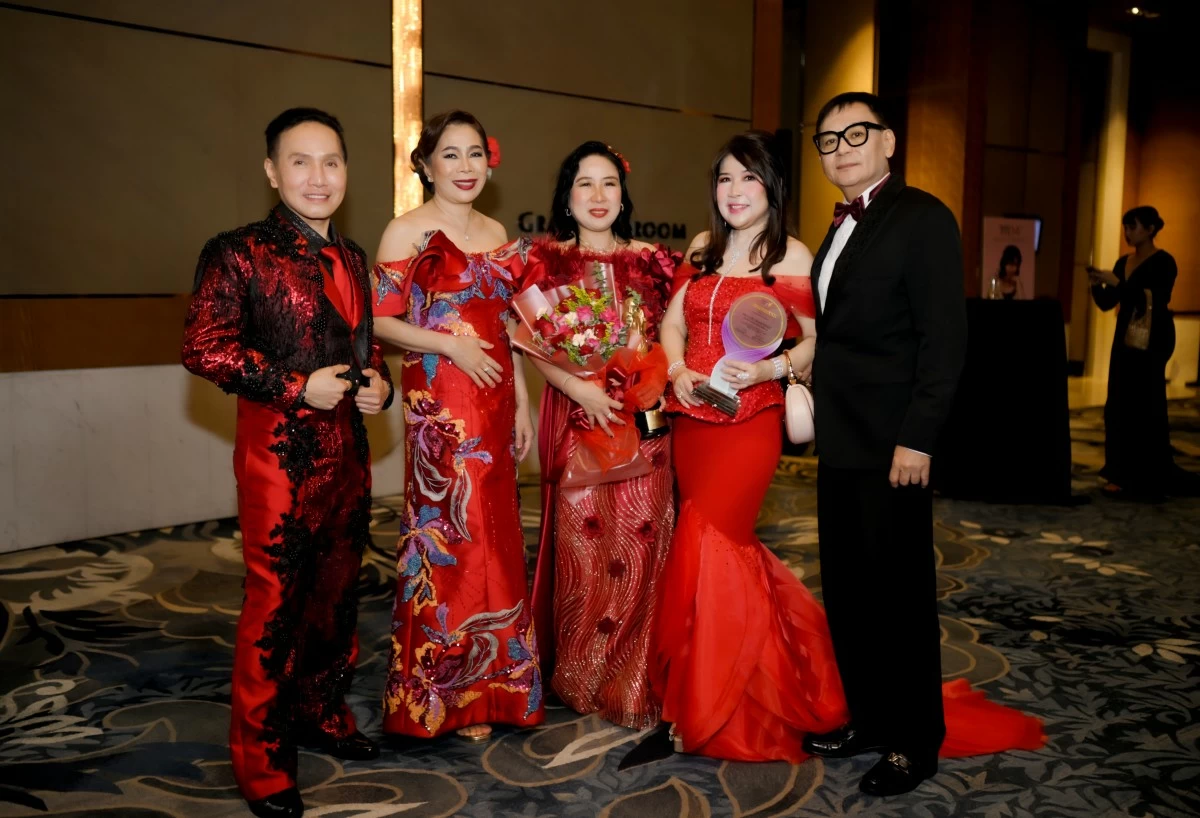 Ambassadors for Life Dr. Rollin Tabuena and Ma. Daisy Tabuena, wearing Bo Parcon creations, with Dr. Hazel Suansing Delfin, Malou Martinez, and Atty. Willy Martinez