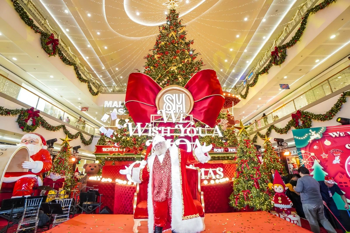 Visit SM Mall of Asia and take your Christmas photo alongside Santa Claus, the jolliest man of all!
