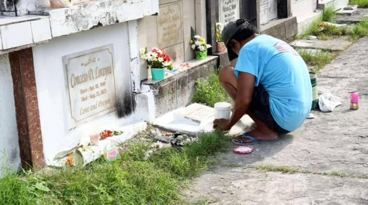 A tomb is repainted at a cemetery in Muntinlupa (Photo from Muntinlupa PIO)