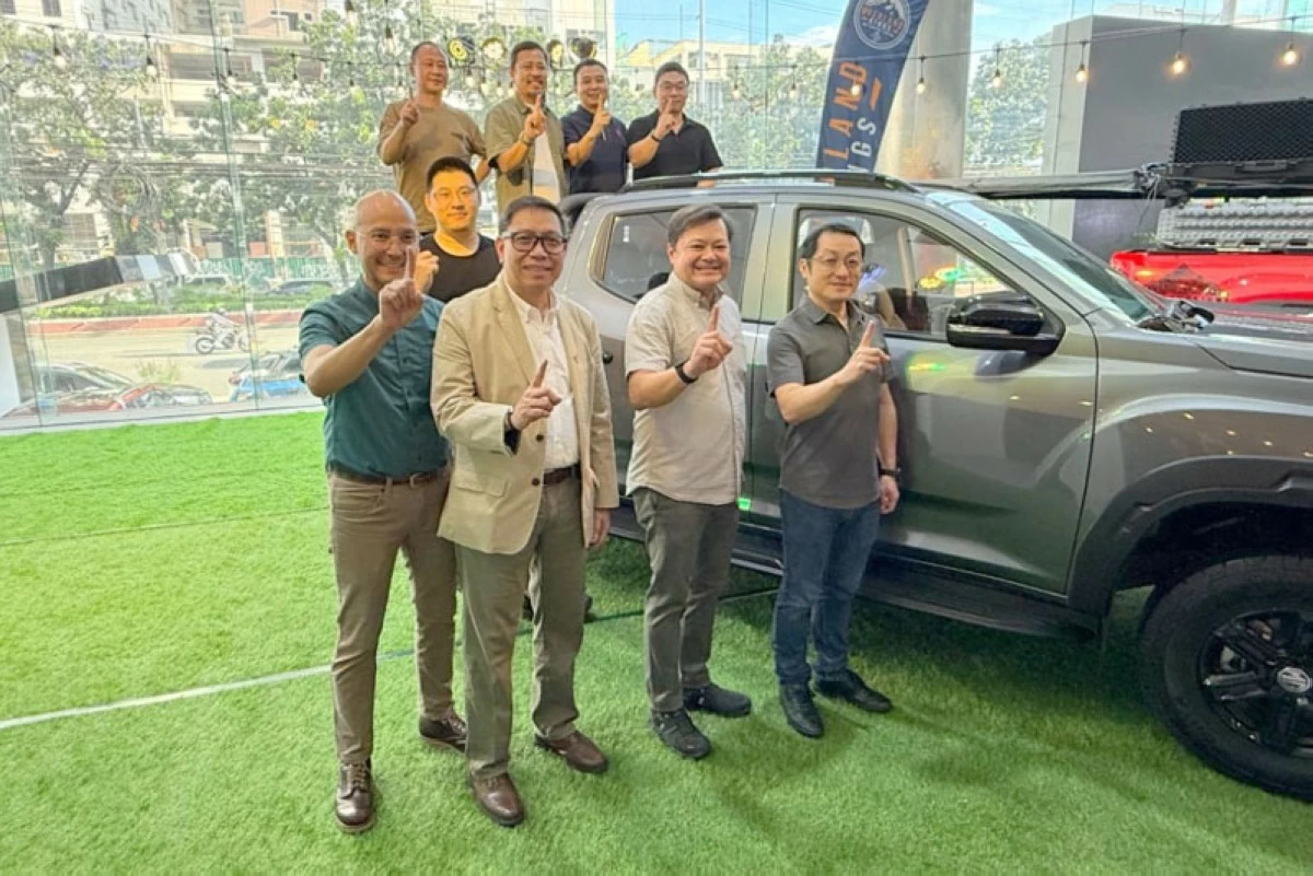 From top left: Rocky Zhang, MG Regional Director of Aftersales; Ron Brosas, Director for Aftersales; Marcus Pengbo, Assistant General Manager & Regional Sales Director, and Frank Hu, Regional Director of Finance. From bottom left: Jun Cajayon, MG Philippines Director of Sales and Business Development; Steven Zhu, Deputy Director for Marketing Department; Jojo Victor, Director of Bank Relations; Karl Magsuci, Vice President for Operations; and Felix Jiang, MG Philippines President.