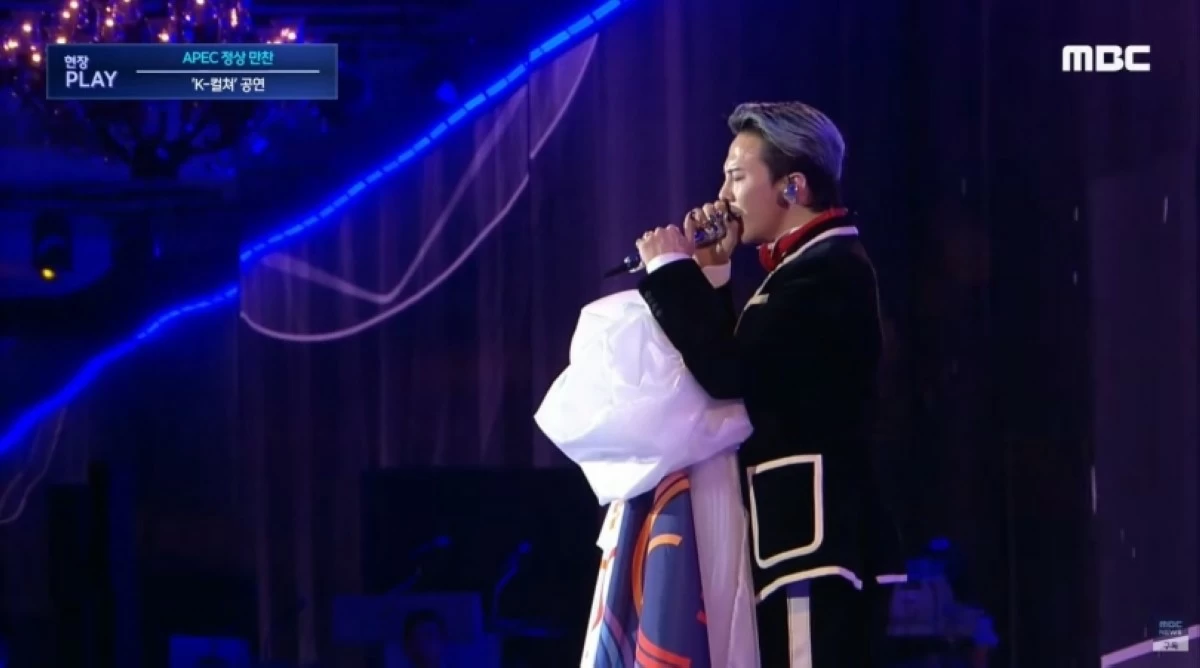 G-Dragon at the APEC Economic Leaders' Gala   on Oct. 31 in Gyeongju, South Korea (Screenshot from MBC video on YouTube) 
