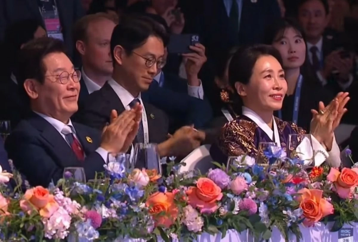 Korean President Lee Jae-myung and First Lady Kim Hye Kyung at the APEC Economic Leaders' Gala Dinner on Oct. 31 in Gyeongju, South Korea (Screenshot from MBC video on YouTube)